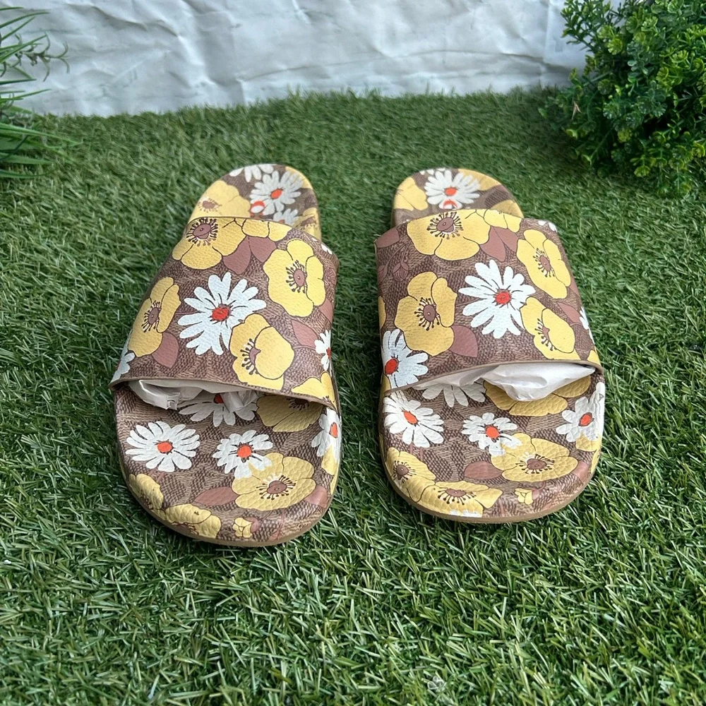 COACH
Udele Sig Floral Sport Slide
Women size 10 NEW
$95.00
Color: Beige - Picture 9 of 16